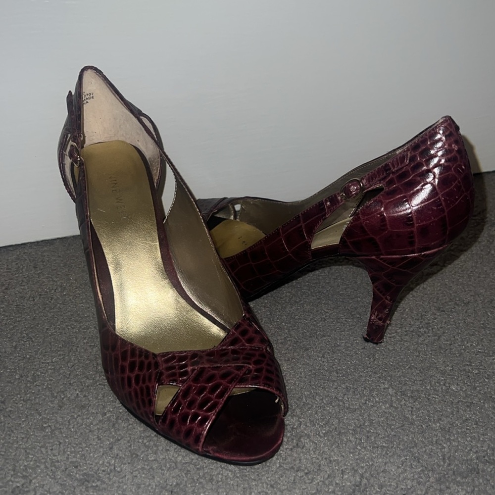 Nine West Purple Alligator PeepToe Pumps Size 9